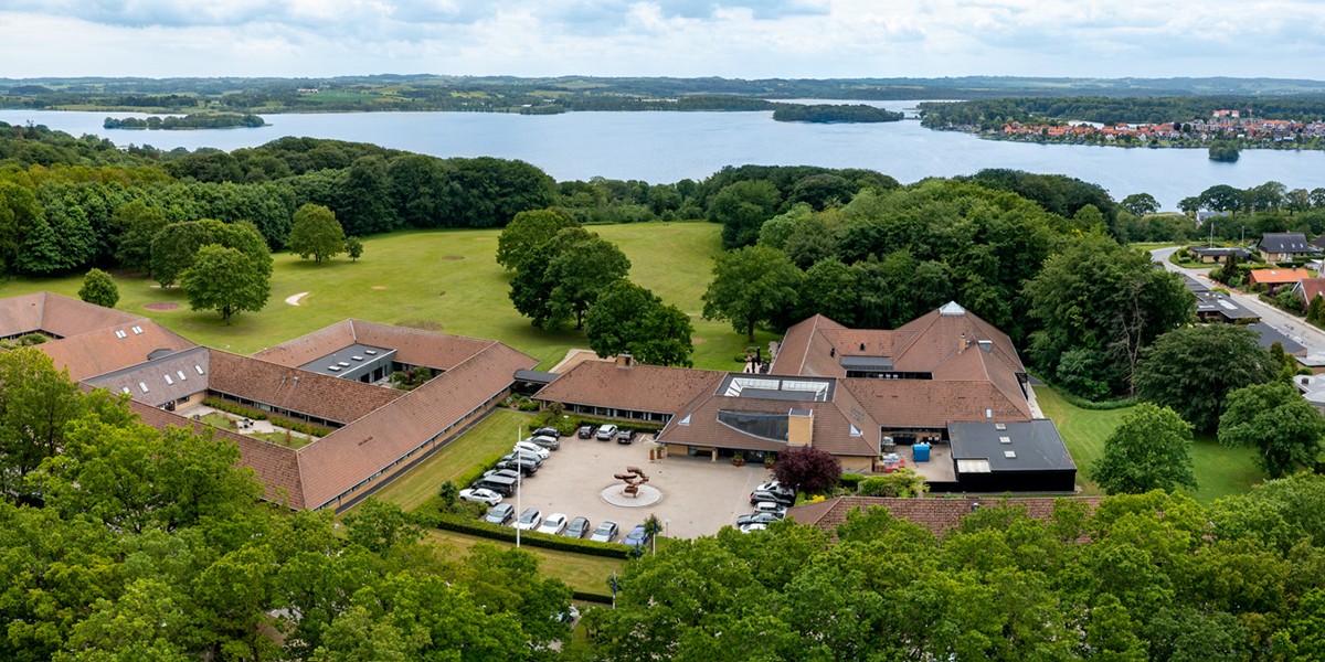 Luftfoto af Hotel Skanderborg Park med sø i baggrunden